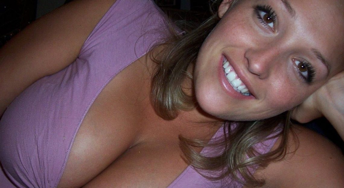 Deutsche Cam Weiber mit geilen Brüsten warten vor der Sexcam