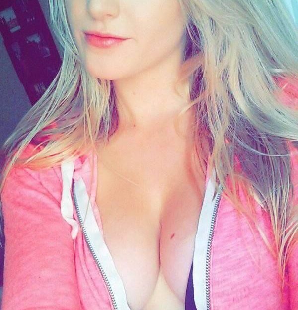 Sexy Blondine beim Cam2Cam Chat